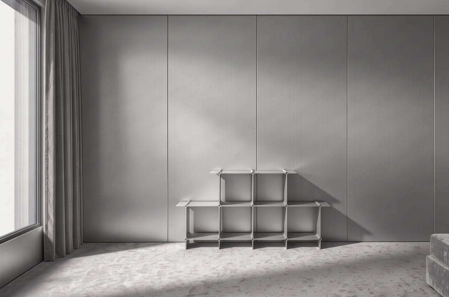 Shelf in silver in a room entirely in light grey — wall, carpet and curtain in the tone of the shelf