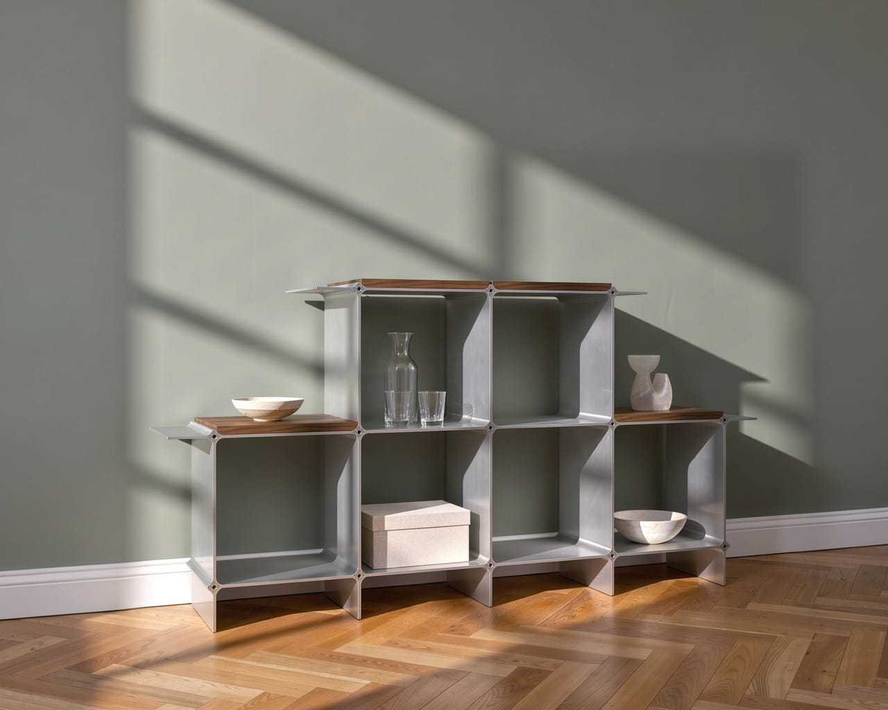 Regal in Silber mit sechs Fächern auf zwei Ebenen, Flügeln an allen Außenecken und vier Ablagen in Nussbaum, im Licht des Fensters